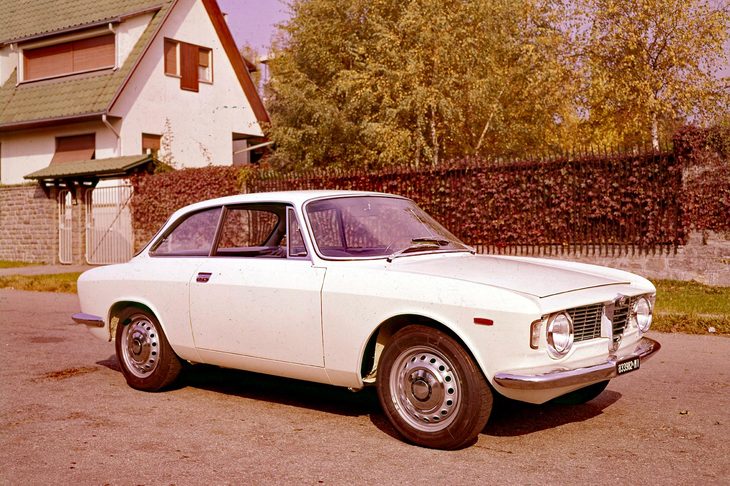 1960～1970年代にかけて活躍した「アルファ・ロメオ・ジュリア」。「スプリント」はその4シータークーペモデルで、優雅なスタイリングで人気を博した。