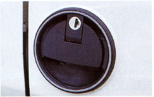 「フィアット・リトモ」の特徴的なドアハンドル。