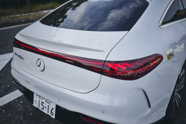 リアエンドのトランクリッド上にはリップスポイラーが備わる。トランクルームの容量は620～1700リッターと広大だが、今回は車重増加を避け、空荷に近い状態で走行した。