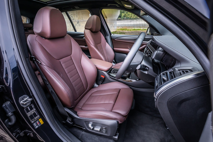 今回試乗した「iX3 Mスポーツ」のシートは、専用ステッチ付きのモカと呼ばれるカラーで、触り心地の良い「ヴァーネスカレザー」で仕立てられていた。