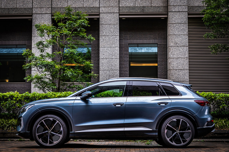 「Q4 40 e-tron Sライン」の欧州仕様車。ボディーサイズは全長×全幅×全高＝4945×1890×1475mm、ホイールベース＝2764mmで、車重は2130kgと発表されている。