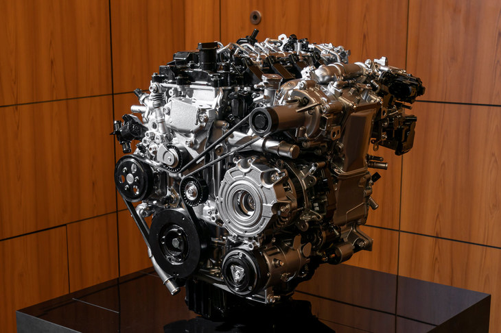 スパークプラグによる点火と圧縮着火を併用する、「SPCCI（火花点火制御圧縮着火）」という燃焼方式を用いた新エンジン「スカイアクティブX」。