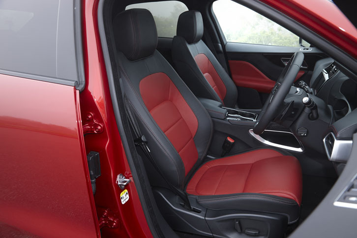 トーラスレザーを用いた、上級グレード「Rスポーツ」のシート。ブラックのモノトーンのほか、写真のようなツートンカラーもラインナップされる。