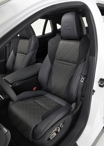 レクサスLS500“Fスポーツ”（フロントシート）