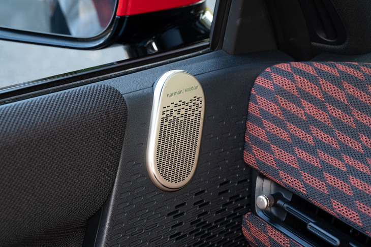 「MINIクーパーE」シリーズの最上級モデルということもあり、快適装備も充実。オーディオには「Harman/Kardon製HiFiラウドスピーカーシステム」が標準で採用される。