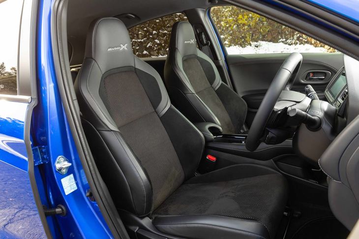 ホンダアクセスが初めて独自開発したスポーツシート。ヘッドレストをシートバックと一体形状としたセミバケットタイプで、高いホールド性とロングドライブでも疲れない快適性を両立している。