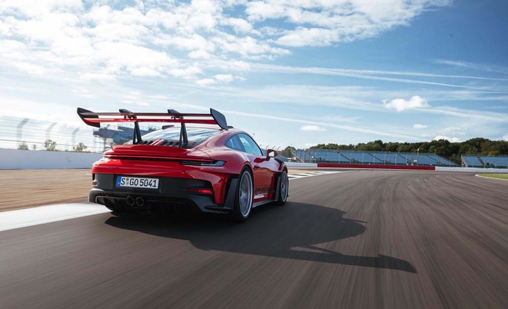 ハードコアモデル「911 GT3」とレーシングカーの間を埋める存在となる「911 GT3 RS」。タイプ992の最新型は、国内では3134万円で販売される。