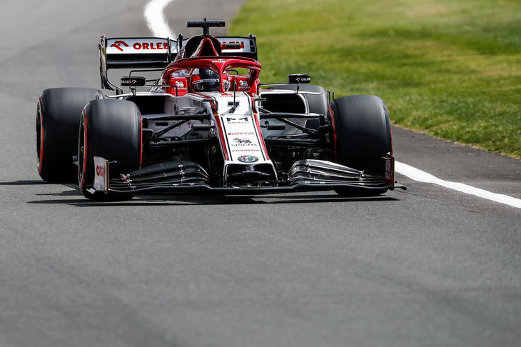 今シーズン、フェラーリのパワーユニットで戦うチームは、本家フェラーリを含めハース、アルファ・ロメオとも不調にあえいでいる。中でもアルファ・ロメオは、4戦して予選で一度もQ1を突破しておらず、元王者キミ・ライコネン（写真）は、昨季最終戦から5戦連続でQ1止まりというキャリアワースト記録を更新している。イギリスGPでは、ライコネンが16番グリッドから17位、アントニオ・ジョビナッツィは15番グリッドから14位と入賞ならず。チームは獲得ポイント2点でランキング8位にいる。（Photo＝Alfa Romeo Racing）