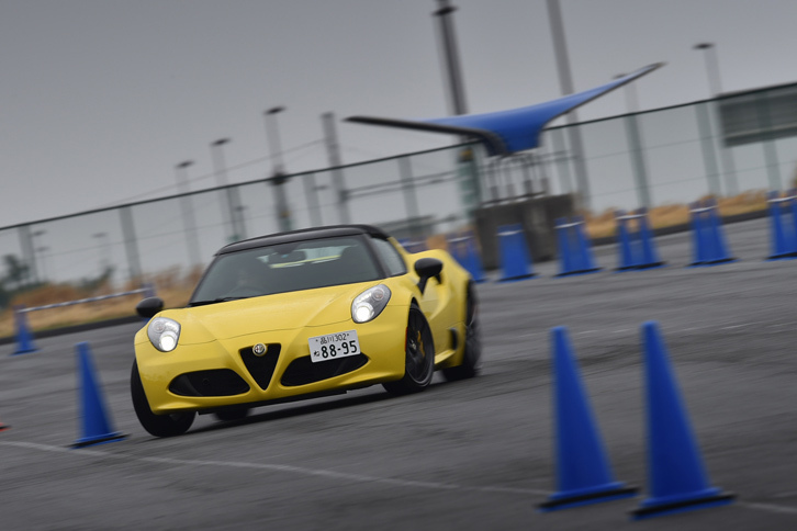 ジムカーナコースを走る「アルファ・ロメオ4Cスパイダー」。