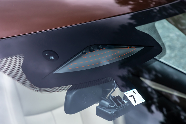 カメラを用いた周辺認識では、撮影した画像を解析して対象物の有無などを調べる、「画像解析」のプロセスが必要となる。そのぶんだけ危機に対する対応が遅れてしまうのだ。（写真：花村英典）