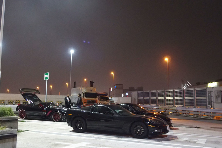 「RS Q8」の試乗当日夜に訪れた辰巳PAの様子。平日にもかかわらず、スーパースポーツ系のカーマニアが多く見られた。