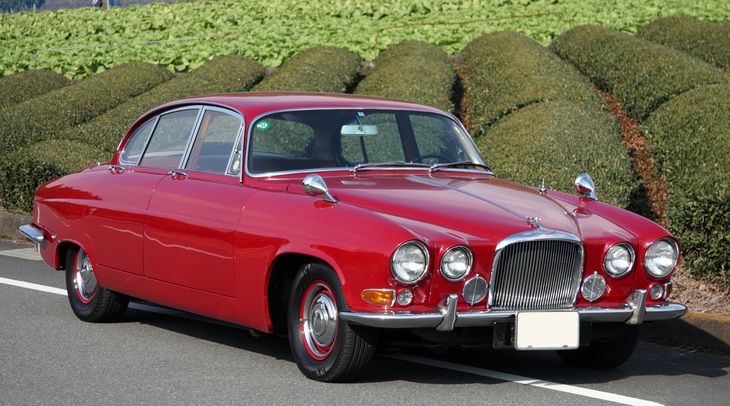 「ジャガー・マークX」。全長5.1m、全幅1.9mの大型高級サルーンだが、パワートレインやサスペンションは「Eタイプ」に準じており、スポーティーな乗り味が特徴。