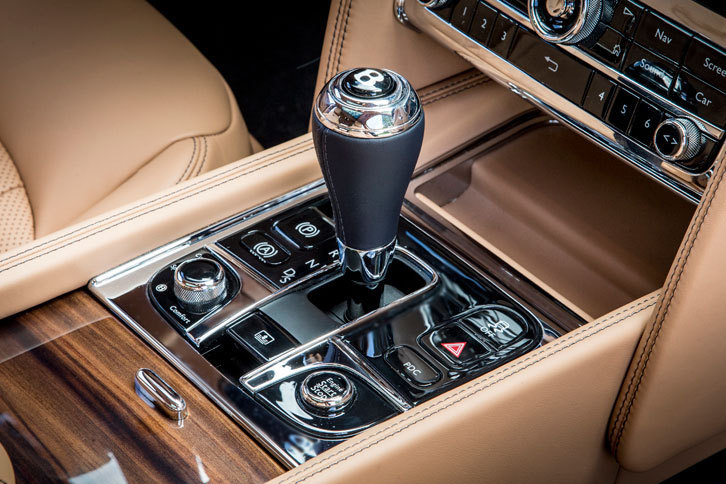 センターコンソールにシフトセレクター。トランスミッションにはトルコン式の8段ATが採用されている。