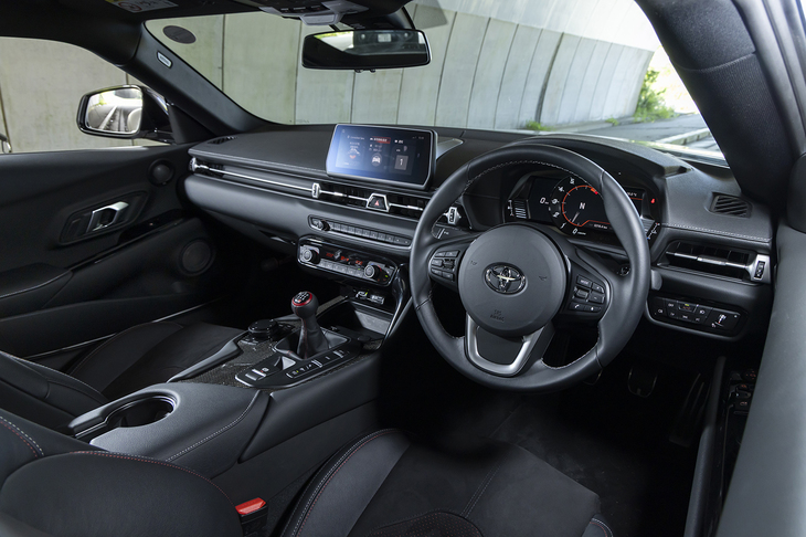 インテリアカラーはブラックのみの設定。エアコンの操作パネルやコンパクトなセンタースクリーンなど、全体的には1世代前のBMW車を思い出させるしつらえだ。