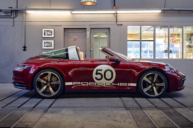 「ポルシェ911タルガ4Sヘリテージデザインエディション」の国内価格は、「911タルガ4S」の556万円高となる2616万円。特別感を醸す一台、高いか、安いか？