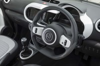 チルト機能付きの本革巻きステアリングホイール。スポーク部にはクルーズコントロールのスイッチが備わる。