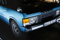 ヴェラールという車名は、初代「レンジローバー」のプロトタイプからとったもの。「ヴェールで覆う」ことを意味するラテン語の「velare」から派生させて「VELAR」と名付けていた。写真の車両のボンネットの先端に、そのロゴが確認できる。