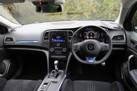 インストゥルメントパネルまわりについてはハッチバック車と共通。中央には「R-Link2」と呼ばれるルノー最新のマルチメディアシステムが搭載される。