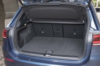 5人乗車時の荷室容量は455リッター。バンパー下に足先をかざすだけでバックドアの開閉ができる。