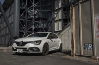 6段MTとよりハードにセッティングされたシャシーを特徴とする「メガーヌR.S.カップ」。最高出力279ps、最大トルク390Nmという1.8リッター直4ターボエンジンのスペックはカタログモデルと同じ。