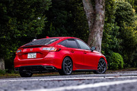 「シビックRS」と同じく最高出力182PS、最大トルク240N・mの1.5リッター直4直噴ターボエンジンにCVTを組み合わせる「EX」。車両本体価格は379万8300円。今回試乗した車両は、6万0500円の有償色となる「プレミアムクリスタルレッド・メタリック」のボディーカラーをまとっていた。