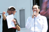 ファンに車両を紹介するルノー・ジャポンの大極 司（だいごく つかさ）社長（右）と、イベントのMCを務めたピストン西沢氏（左）。