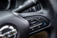 ステアリングスポーク上に配置された「プロパイロット2.0」のスイッチ。ブルーのマークがシステム作動用、その上の矢印のマークが、車線変更（追い越し時や分岐時）支援承認用のスイッチ。