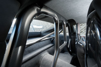 後席は取り払われており、乗車定員は2人。無償の「クラブスポーツパッケージ」ではスチール製の、「ヴァイザッハパッケージ」ではCFRP製のロールケージが組み付けられる。