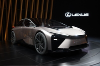 コンセプトカー「レクサスLF-ZC」。2026年の市場投入を視野に開発が進められている。