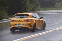 パワーユニットは最高出力300PS/6000rpm、最大トルク420N・m/3200rpmの1.8リッター4気筒ターボエンジン。低回転域での豊かなトルクと高回転域での優れたパワーを併せ持つ。