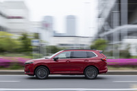 今回試乗した「CR-V e：HEV RS」は4万4000円の有償外板色「ブレイジングレッドパール」をまとっていた。外板色はこれを含め、5種類から選択できる。