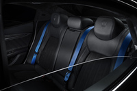 前席および後席のシートベルトはブルーで、インテリアのアクセントになっている。