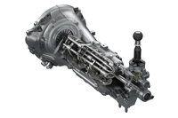 4代目「マツダ・ロードスター」に搭載されるマニュアルトランスミッション。クラッチによって駆動力の伝達・遮断を行い、ギアの組み合わせを変えることで変速する。これらの作業は、すべてドライバーがクラッチペダルとシフトレバーで行う。