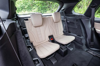 オプションの3列目シート。背もたれには50：50の分割可倒機構が組み込まれている。左右シート間にエアコンの吹き出し口や両サイドにカップホルダーが備わるなど、3列目シートの快適性も考慮されている。