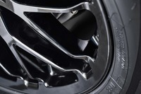 「Gシリーズ」最新作となる「G29」のスポーク外周部。スポーク同士の間隔を広めにとり立体感を強調することで、ホイール全体の存在感が強められている。