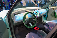 インストゥルメントパネルまわりの意匠は非常にシンプル。ダッシュボードにはさまざまな絵柄が映し出される。