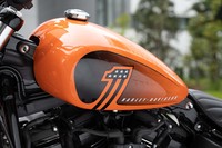 「1」の字をあしらったフューエルタンクは容量13.2リッター。色は、試乗車のオレンジのほか、緑、白、黒系の3色が選べる。