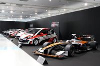 勢ぞろいした2017年の参戦車両。