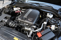 日本仕様のパワートレインは2リッターターボエンジンと10段ATの組み合わせのみ。気筒休止機構やアイドリングストップ機構の搭載などにより、燃費性能の向上が図られている。