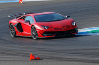 足まわりには、前輪に対して高速時には同位相、低速時には逆位相に後輪を操舵させるリアホイールステアも装備されている。