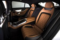 リアは独立型の2座となる。後席においても、エネルギーフローやモーターの出力およびトルクがディスプレイで確認できる。