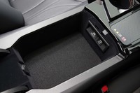 前席アームレスト下の小物入れスペースには、2つのUSBコネクター（充電専用とデータ通信用）が配される。