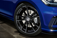 ブラックにペイントされた「ゴルフRパフォーマンス」専用の19インチアルミホイール。
	 