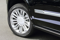 「プラチナム」に装備されるクロームインサート付きの22インチアルミホイール。なお、「プレミアム」には新デザインのポリッシュドアルミホイールが装備される。