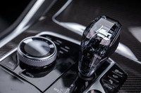 今回の試乗車はオプションの「クラフテッドクリスタルフィニッシュ」を選択。ハンドメイドで製作されるクリスタルガラス製のシフトセレクターとスタート／ストップスイッチ、ローレット加工が施されたダイヤルなどが装着されていた。