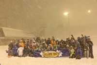 ナイターステージで行われた記念撮影のひとコマ。過酷な天候ながら、参加者はみな元気だ。