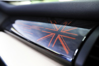 新たに採用された、ダッシュボードの助手席側を飾る「ユニオンジャック」のイルミネーション。12種類の色が用意されている。