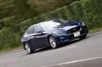 「プロパイロット2.0」が備わるハイブリッド車には7個のカメラと5個のレーダー、そして12個のソナーが搭載される。これらセンサーとハイブリッド機構を合わせて、同名のグレードでもガソリン車より120万円ほど高価になっている。