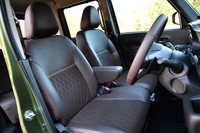 合成皮革とはっ水ファブリックを組み合わせたシート表皮はオプションにて設定される。