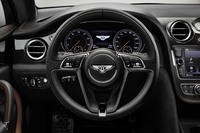 シフトパドル付きのステアリングホイール。リム（外側）はアルカンターラ仕立てとなっている。